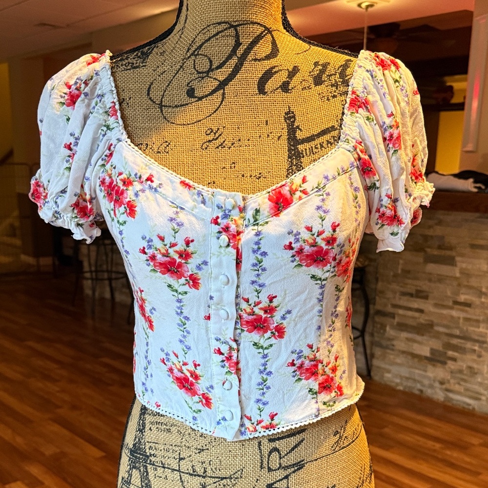Forever 21 size medium white floral button up crop top with puff sleeves